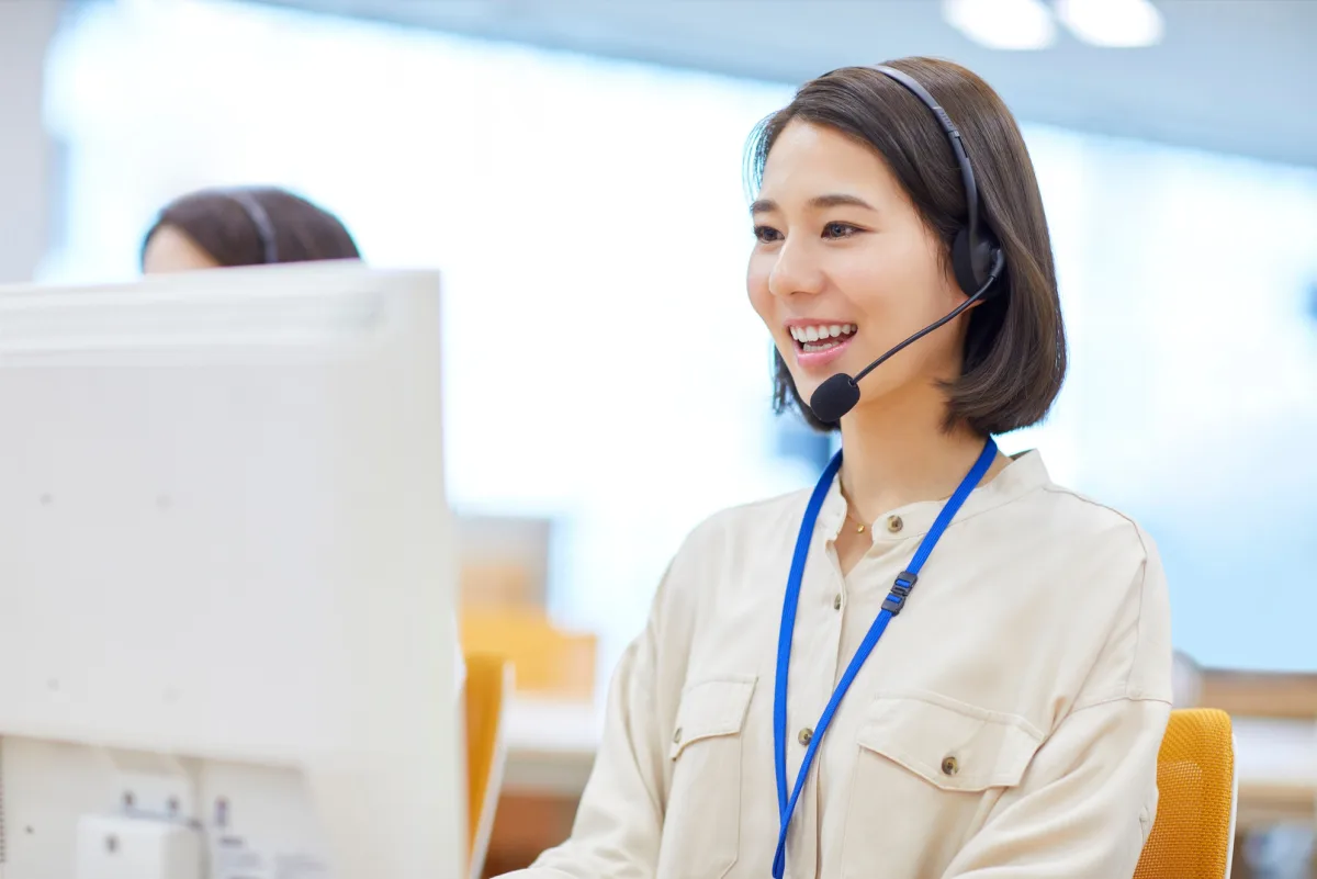 Professional support agent helping a customer